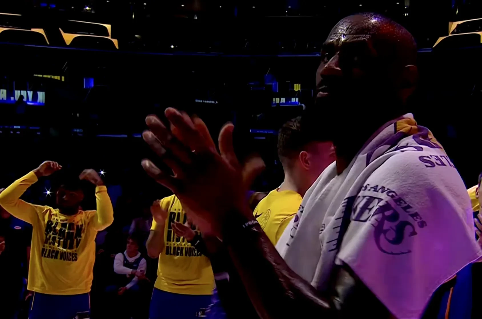 爱游戏-詹姆斯迎来十赛季出色发挥，湖人观众热烈欢呼！